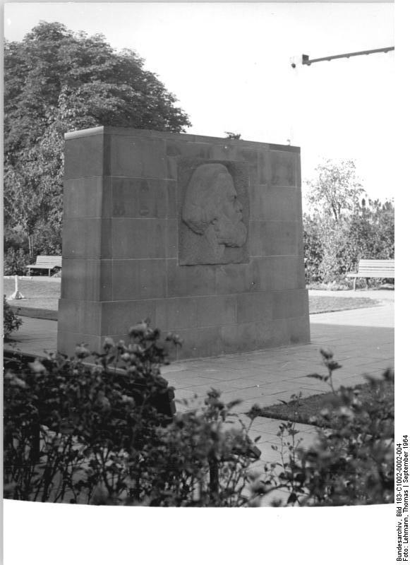 In 1964 wordt in Alt-Stralau een eerbetoon aan Karl Marx onthuld. Een eenvoudig park, nabij de plek waar Marx in 1937 gewoond heeft (Foto: Bundesarchiv Bild 183-C1002-0002-004)
