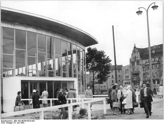 Het Tränenpalast in 1962. Een gebouw wat aansloot op het Bahnhof Friedrichstraße en waarmee reizigers naar het perron werden geleid dat naar het Westen vertrok (Foto: Bundesarchiv Bild 183-A0706-0010-001)