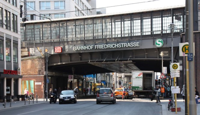 Bahnhof Friedrichstraße nu. Voor veel Oost-Duitsers een onneembare vesting naar het vrije Westen