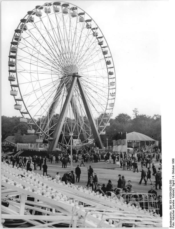 Een foto op de openingsdag van het Kulturpark Berlin op 4 oktober 1969 (Foto: Bundesarchiv Bild 183-H1004-001-050)
